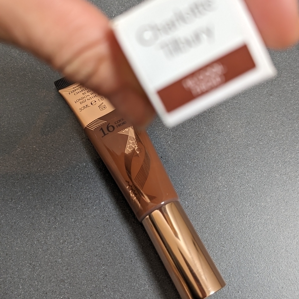 Charlotte Tilbury Foundation Beautiful Skin 16 Cool - Picture 3 of 10